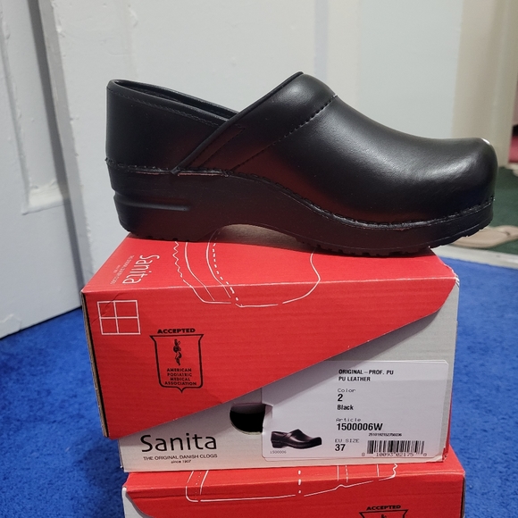 Black Clogs - Picture 4 of 6